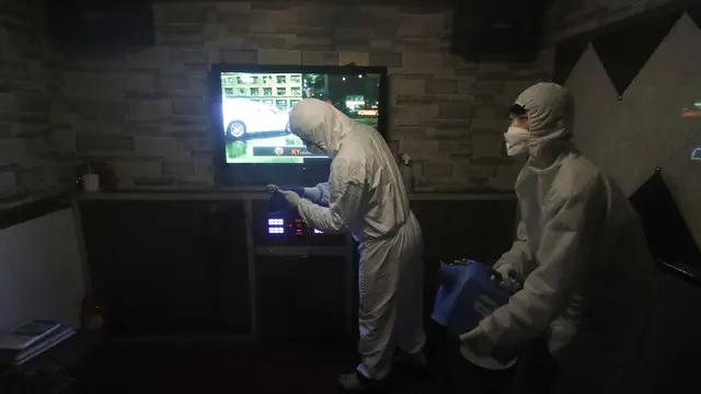 Cegah COVID-19, Tempat Karaoke di Korsel Disemprot Disinfektan