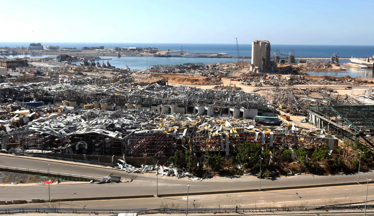 Puing-puing bangunan terlihat di Pelabuhan Beirut, Lebanon (17/8/2020). Kini, lebih dari 290.000 orang dilaporkan kehilangan pekerjaan, ujar seorang juru bicara PBB pada Senin (17/8). (Xinhua/Bilal Jawich)