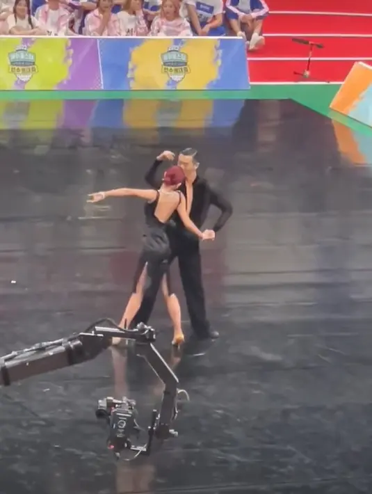 <p>Kepiawaian Xiaoting menampilkan sports dance membuat rekan idola K-pop takjub. (Foto: Youtube/ ABCDE]</p>