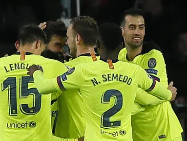 Para pemain Barcelona merayakan gol yang dicetak oleh Gerard Pique ke gawang PSV Eindhoven pada laga Liga Champions di Stadion Philips, Rabu (28/11). Barcelona menang 2-1 atas PSV Eindhoven. (AP/Peter Dejong)