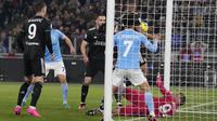 Namun, keunggulan Lazio tidak bertahan lama. Sebab, empat menit kemudian Juventus mencetak gol balasan melalui Adrien Rabiot. Skor 1-1 menutup babak pertama. (AP Photo/Alessandra Tarantino)
