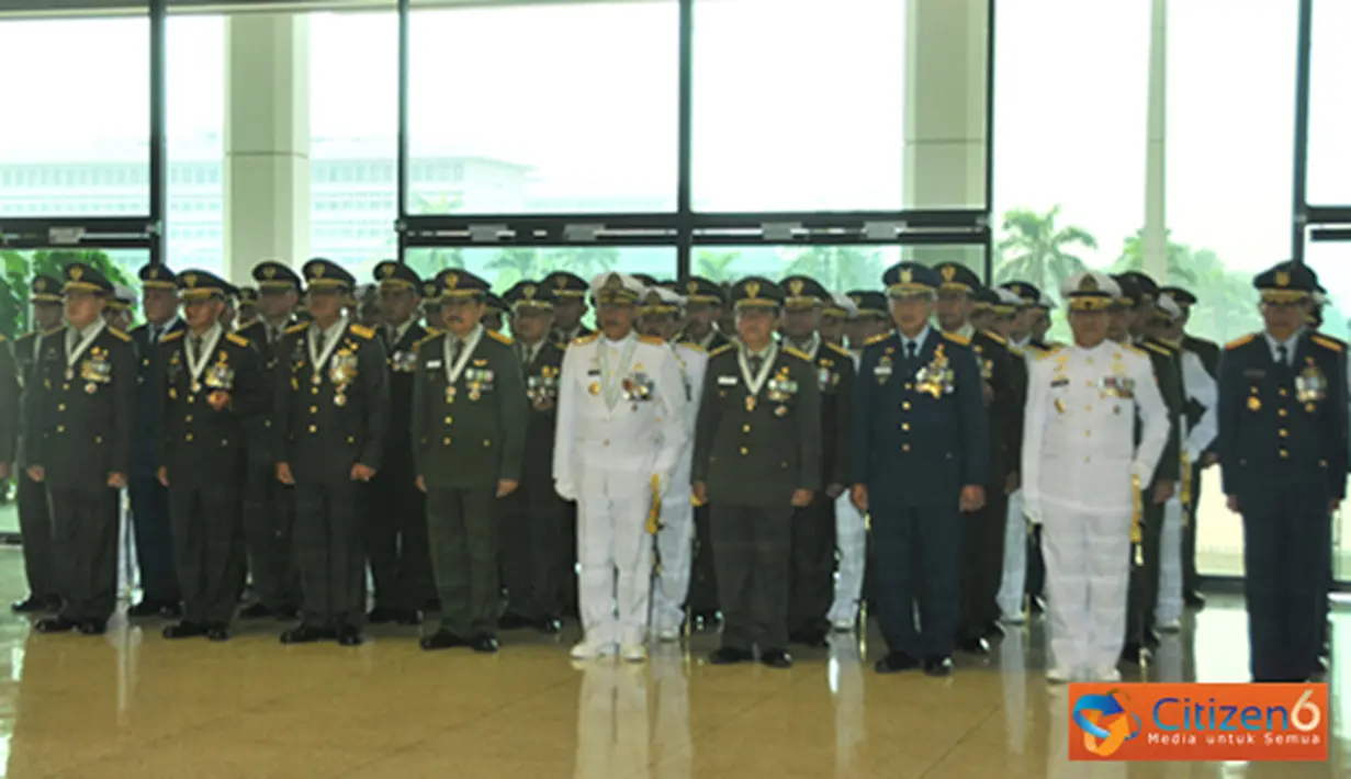 Citizen6, Jakarta: Panglima TNI Laksamana TNI Agus Suhartono, menyematkan tanda kehormatan kepada 105 Perwira Tinggi TNI dalam sebuah upacara militer di Mabes TNI Cilangkap, Jakarta Timur, Kamis (5/7). (Pengirim: Badarudin Bakri).