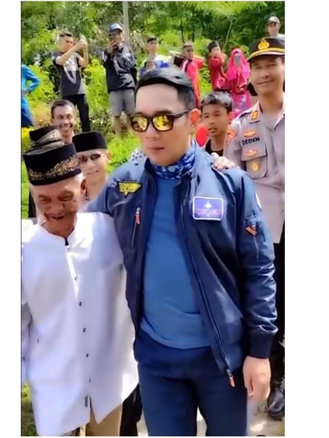 6 Potret Ridwan Kamil Sambangi Rumah Abah Jajang, Tempuh Waktu 3 Jam Naik Motor