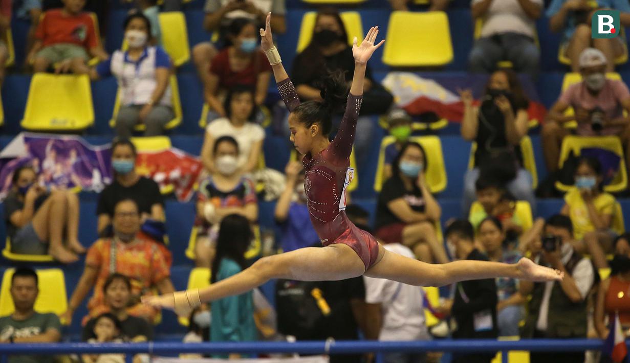 Aksi pesenam Indonesia, Ameera Rahmajanni Hariadi saat bertanding pada nomor tunggal putri semua alat (all round) Senam Artistik SEA Games 2021 Vietnam di Quan Ngua Sports Palace, Hanoi, Vietnam, Sabtu (14/5/2022). (Bola.com/Ikhwan Yanuar)