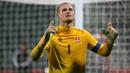 Kiper Serbia, Predrag Rajkovic melakukan selebrasi setelah menghalau tendangan penalti yang dilesatkan oleh pemain Amerika Serikat pada laga perempat final Piala Dunia U-20 2015 di Auckland, 14 Juni 2015. Rajkovic terpilih sebagai kiper terbaik pada turnamen tersebut. Ia juga sukses mengantarkan negaranya sebagai juara di Piala Dunia U-20 2015 dengan mengalahkan Brasil dengan skor 2-1. (AFP/Fiona Goodall)