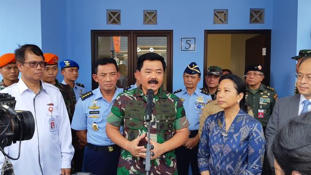TNI AU menerima serah terima kunci rumah dinas pengganti yang terelokasi proyek pembangunan kereta cepat Jakarta-Bandung. (Dok Kementerian BUMN)
