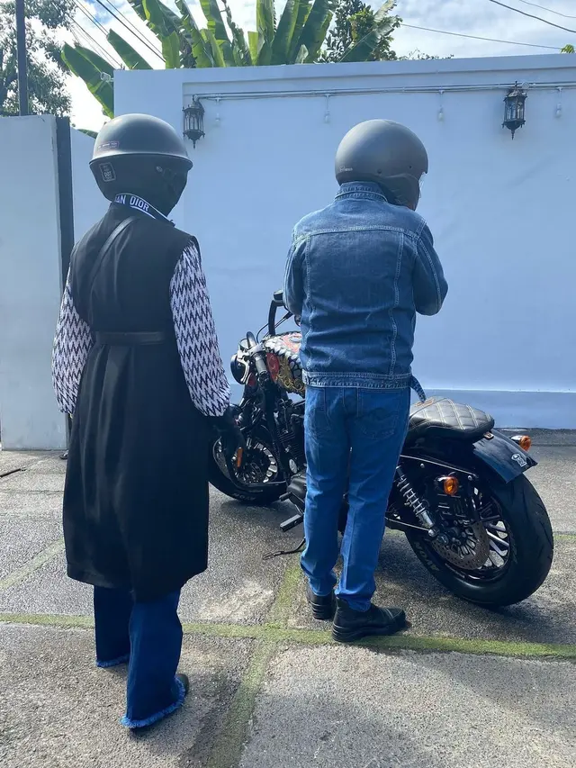 6 Momen Mesra Ustaz Solmed Motoran Bareng April Jasmine, Dukung Hobi Suami