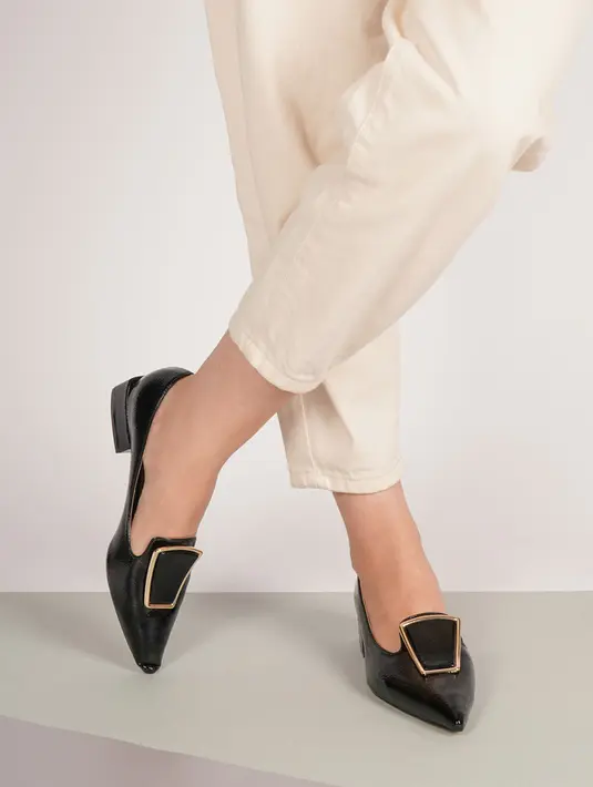 Flat shoes sangat nyaman dipakai dan modelnya yang simple bisa memberikan kesan yang feminim. Selain itu, sepatu ini mudah dipadu padankan dengan berbagai style mulai dari casual sampai formal. Flat shoes bisa jadi alternatif kamu yang gasuka pakai heels / copyright shutterstock