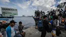 Penumpang turun dari kapal wisata usai berlibur perayaan pergantian Tahun Baru 2018 di Pelabuhan Kali Adem, Jakarta, Senin (1/1). Warga padati Kali Adem usai liburan Tahun Baru dari Kepulauan Seribu. (Liputan6.com/Faizal Fanani)