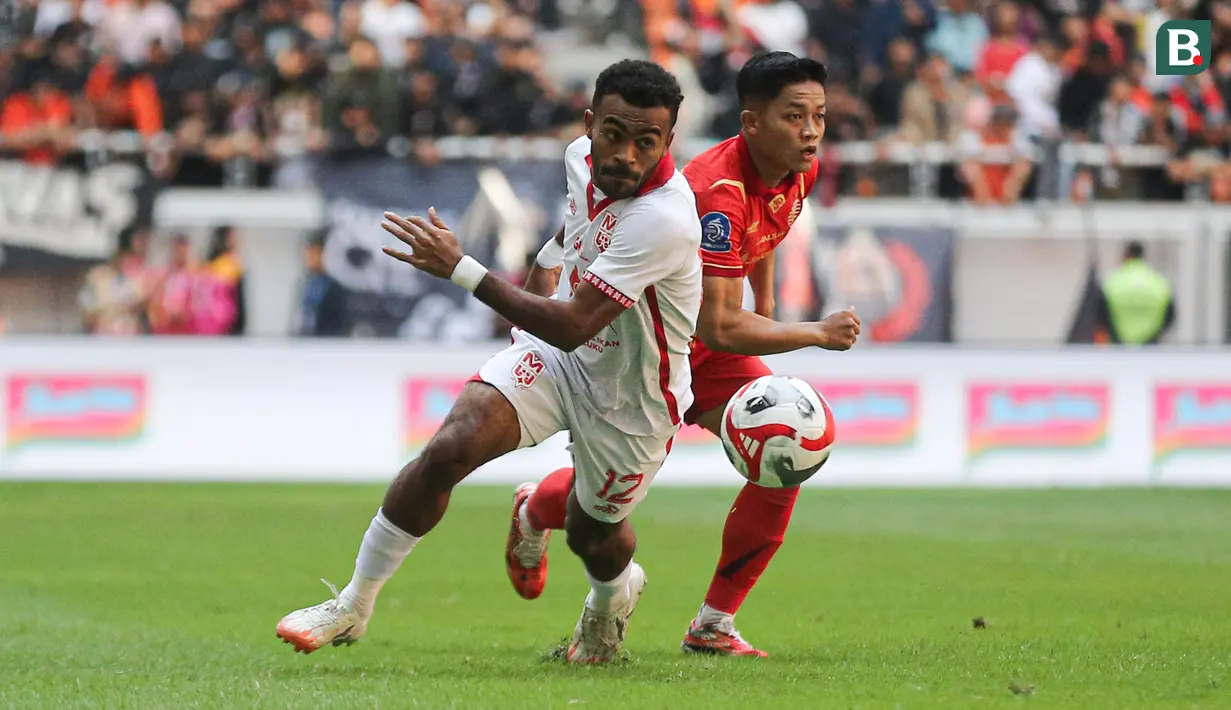 Duel sayap Malut United, Yakob Sayuri, dengan winger Persija Jakarta, Rio Fahmi, dalam laga pekan ketiga BRI Super League 2025/2026 di Jakarta International Stadium, Sabtu (23/8/2025) sore WIB. (Bola.com/Abdul Aziz)