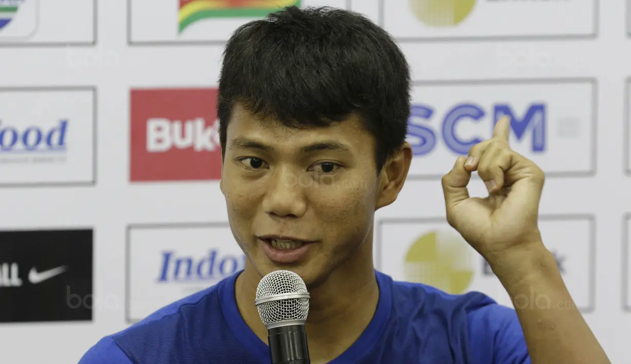 Bek Persib, Achmad Jufriyanto, memberikan keterangan pers usai laga Persib Vs PSM di Stadion GBLA, Bandung, Jumat (26/1/2018). Achmad Jufriyanto resmi mengumumkan kepindahannya dari Persib ke Kuala Lumpur FA, Malaysia. (Bola.com/M Iqbal Ichsan)