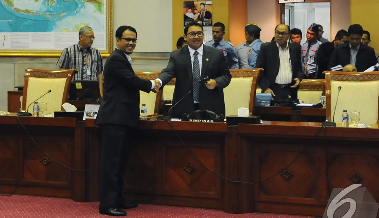 Wakil Ketua DPR Fadli Zon (kanan) mengucapkan selamat kepada Ketua Komisi I terpilih Mahfudz Siddiq, Jakarta, Rabu (29/10/2014) (Liputan6.com/Andrian M Tunay) 