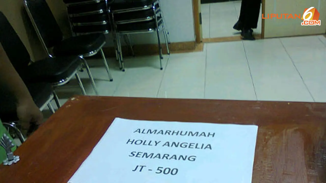 holly-anggela-131002b.jpg