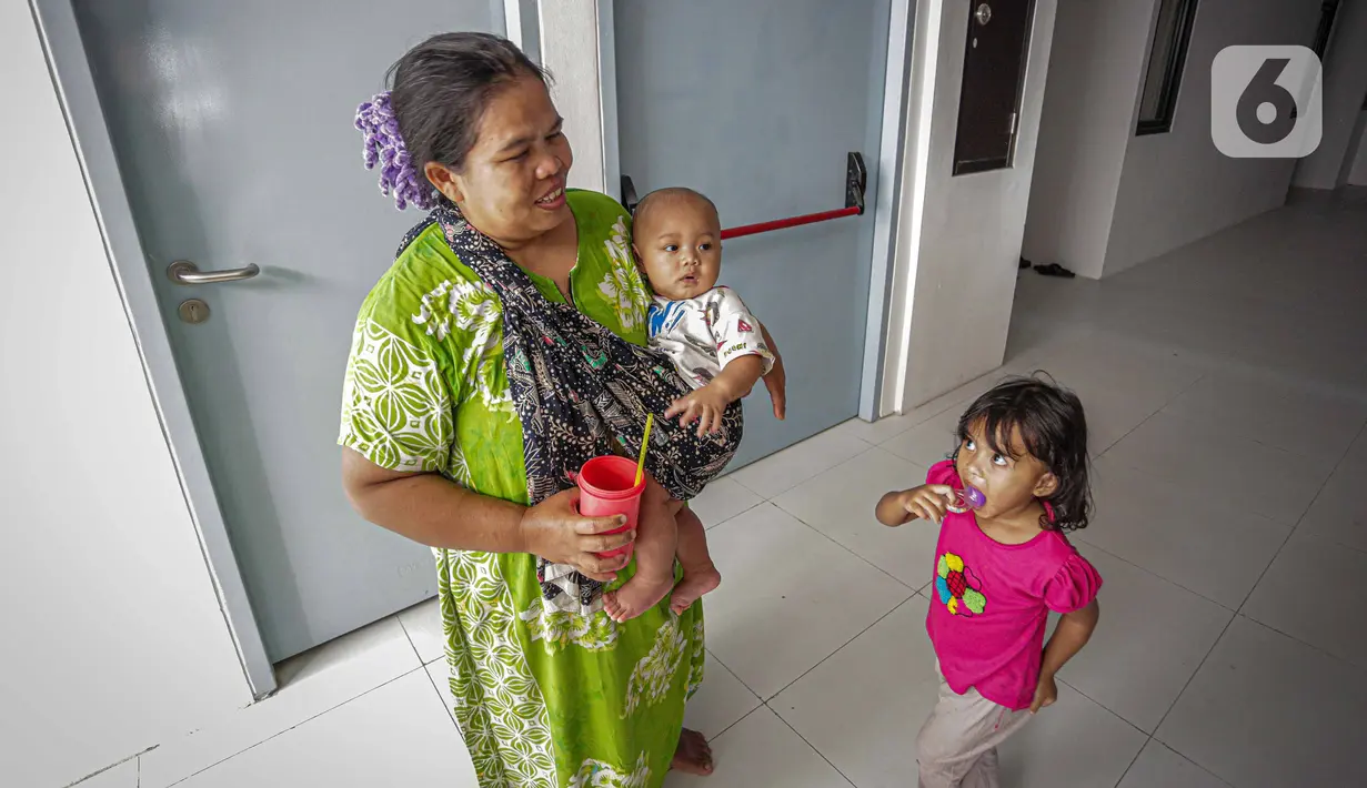 Aktivitas warga di Kampung Susun Akuarium, Penjaringan, Jakarta, Sabtu (11/10/2021). Pemprov DKI Jakarta telah meresmikan Tahap 1 pembangunan Kampung Susun Akuarium, berupa 2 blok bangunan 5 lantai yang terdiri dari 107 unit hunian yang sudah bisa dihuni oleh warga.  (Liputan6.com/Faizal Fanani)