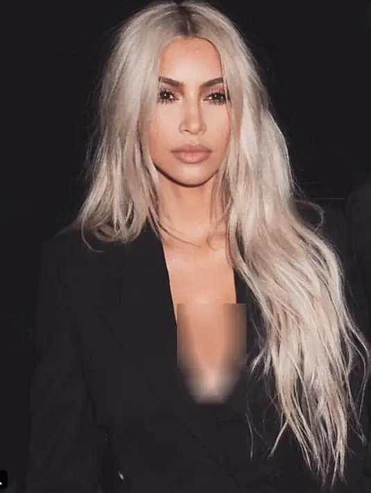 Selain gemar mengubah penampilan, Kim Kardashian juga terkenal sebagai salah satu selebriti yang sering megumbar tubuhnya yang seksi. Seperti belum lama ini saat ia mengunggah foto bugilnya yang berada di atas pohon. (Instagram/kimkardashian)