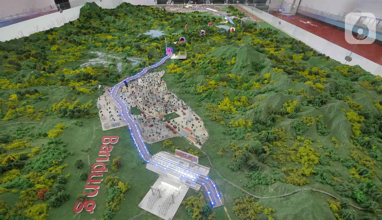 Maket pengerjaan proyek Tunnel 1 Halim Kereta Cepat Jakarta-Bandung di Jalan Tol Jakarta-Cikampek KM 5+500, Jakarta, Kamis (27/1/2022). Tunnel 1 merupakan terowongan dua lintasan kereta cepat yang menembus bagian bawah Jalan Tol Jakarta-Cikampek. (Liputan6.com/Herman Zakharia)