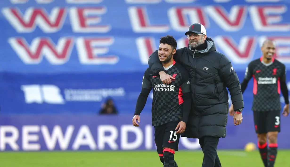 Manajer Liverpool Jurgen Klopp (kanan) merayakan dengan pemainnya Alex Oxlade-Chamberlain usai menaklukkan Crystal Palace pada pertandingan Liga Inggris di Selhurst Park, London, 19 Desember 2020. Ketujuh gol Liverpool dibantu oleh pemain yang berbeda. (Clive Rose/Pool via AP)