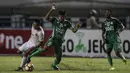 Pada babak semifinal dan final, Irfan Jaya tampil sensasional dengan mencetak empat gol, dua ke gawang Martapura FC dan dua lagi ke gawang PSMS. (Bola.com/Vitalis Yogi Trisna)