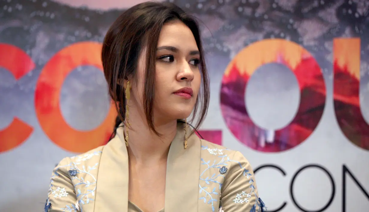 "Aku mencoba mengangkat cerita tentang girl power. Tapi aku gak mau sekadar lirik yang bercerita tentang betapa kuatnya seorang wanita," kata Raisa di kantor MD Entertainment, Setiabudi, Jakarta Selatan, Senin (27/11/2017). (Nurwahyunan/Bintang.com)