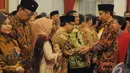 Presiden Joko Widodo memberikan ucapan selamat kepada para Menteri Kabinet Kerja usai pelantikan di Istana Negara, Jakarta, Senin (27/10/2014). (Liputan6.com/Herman Zakharia)