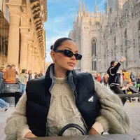 Potret yang satu ini banyak dikomentari dirinya mirip Kendall Jenner. Dengan rambut yang ditata sleek hair, dengan nuansa makeup kecokelatan yang sangat natural, Alyssa mengenakan sunglasses dan outfit yang menyempurnakan penampilannya secara keseluruhan. Foto: Instagram.