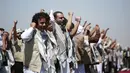 Tahanan Yaman meneriakkan slogan selama kedatangan mereka setelah dibebaskan oleh koalisi pimpinan Arab Saudi di bandara di Sanaa, Yaman, Jumat (16/10/2020). Pihak yang bertikai di Yaman menyelesaikan pertukaran tahanan besar yang ditengahi PBB pada hari Jumat. (AP Photo/Hani Mohammed)