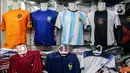 Jersey timnas sepak bola peserta Piala Dunia Qatar 2022 dipajang di salah satu kios Blok B Pasar Tanah Abang, Jakarta, Kamis (24/11/2022). Menurut pedagang, permintaan jersey timnas meningkat dikarenakan Piala Dunia Qatar 2022 yang dimulai sejak 20 November 2022. (Liputan6.com/Johan Tallo)