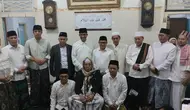 Anies Baswedan dan Cak Imin meminta restu puluhan kiai khos atau kiai sepuh saat safari ke Ponpes Mamba'ul Ma'arif Denanyar, Jombang, Jawa Timur, Jumat (29/9/2023). (Liputan6.com/ Winda Nelfira)