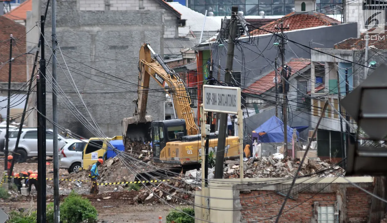 Petugas mengoperasikan alat berat membongkar bangunan permukiman di kawasan Rawa Bunga, Jakarta, Rabu (13/3). Pembongkaran bangunan dilakukan untuk lahan pembangunan Tol Becakayu seksi 1a rute Casablanca-Cipinang Melayu. (merdeka.com/Iqbal S. Nugroho)
