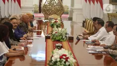 Presiden Joko Widodo menerima dan beraudiensi dengan delegasi Aksi Stop TBC Dunia di Istana Merdeka, Jakarta, Senin (9/12/2019). Delegasi Aksi Stop TBC Dunia itu dipimpin oleh Ketua Forum Stop TB Partnership Indonesia (FSTPI) Arifin Panigoro. (Liputan6 com/Angga Yuniar)