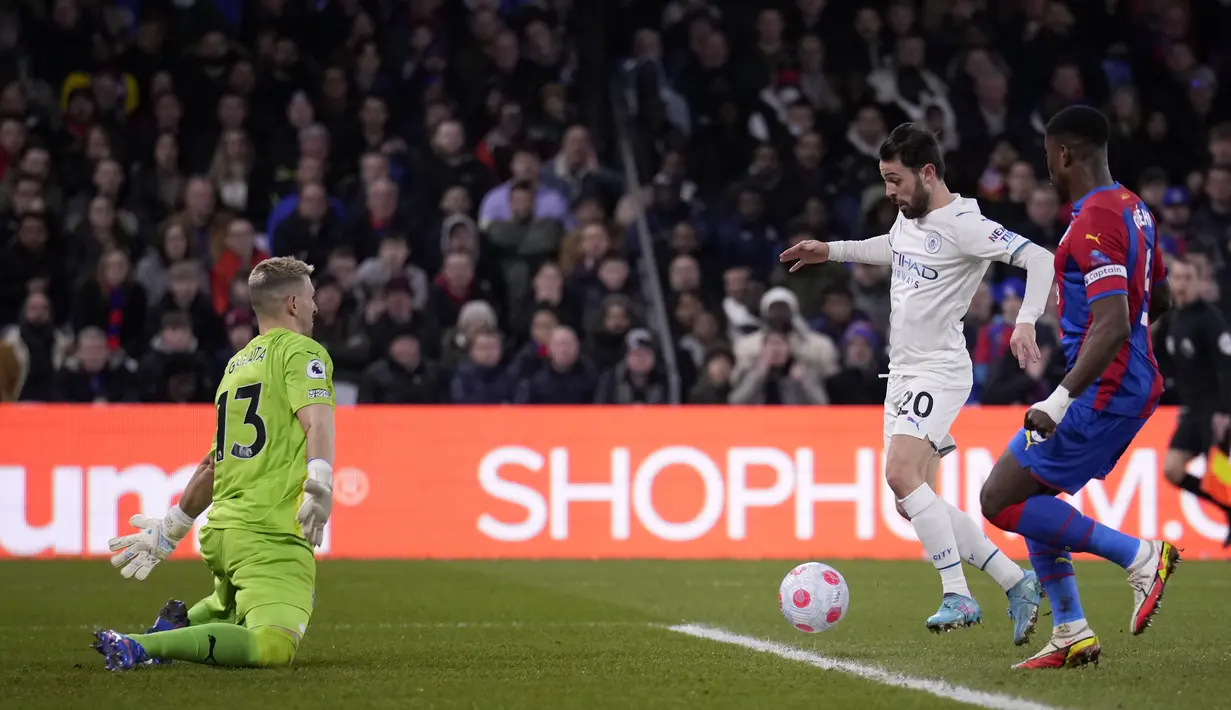 Manchester City nyaris mencetak gol pada menit ke-70 lewat Bernardo Silva. Namun sayang dapat dipatahkan barisan pertahanan Crystal Palace. (AP Photo/Matt Dunham)
