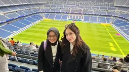 Saat mengunjungi Stadion Santiago Bernabéu, Livia tak bisa menyembunyikan rasa kagumnya. Ia berpose bersama Nagita Slavina, dengan latar tribun megah dan hamparan rumput hijau yang ikonik. Bisa melihat langsung stadion bersejarah milik Real Madrid tentu menjadi pengalaman luar biasa baginya. (Liputan6.com/IG/@liviajunitaa)