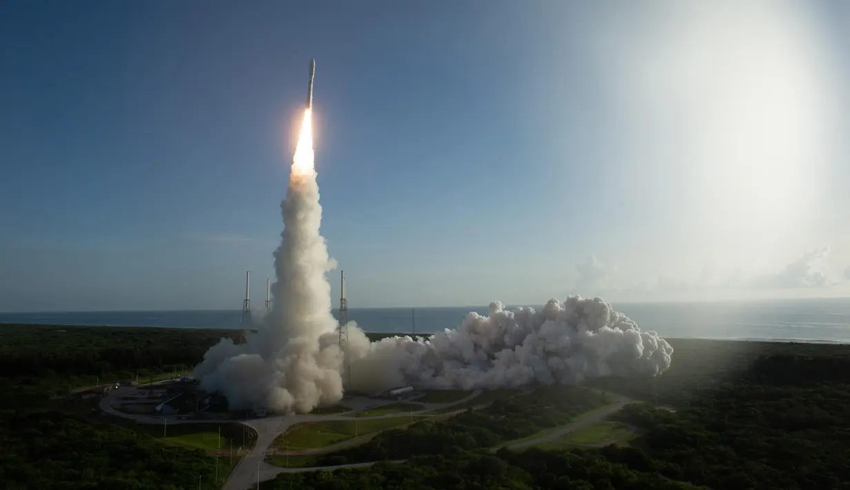 Roket Atlas V United Launch Alliance yang mengangkut Mars Perseverance milik NASA diluncurkan dari Kompleks Peluncuran Antariksa 41 di Pangkalan AU Tanjung Canaveral, Florida, AS, 30 Juli 2020. Peluncuran ini untuk mencari tanda-tanda kehidupan masa lampau di Planet Merah. (Xinhua/NASA/Joel Kowsky)