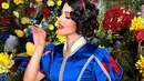 Bukankah Tasya Farasya tidak pernah gagal menghadirkan cosplay sebagai Disney Princess, seperti Snow White dalam beberapa foto di atas, Sahabat FIMELA? Foto: Instagram.