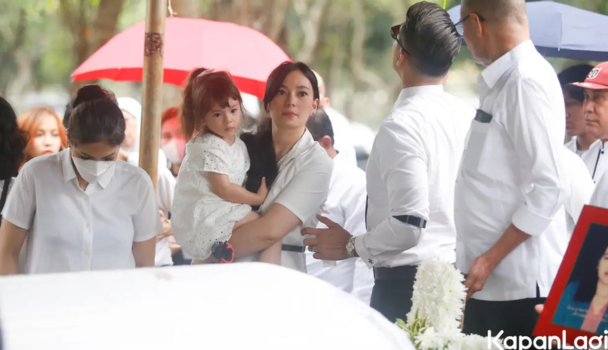 Sayang, Jonas tak bisa mendampingi sang bunda detik-detik terakhir azal menjemput. Jonas sedang berada di Malang. Bagi Jonas, sang ibu tidak sekedar ibu, tapi juga teman dan wanita pertama yang dicintainya. [Foto: Bayu Herdianto/KapanLagi.com]