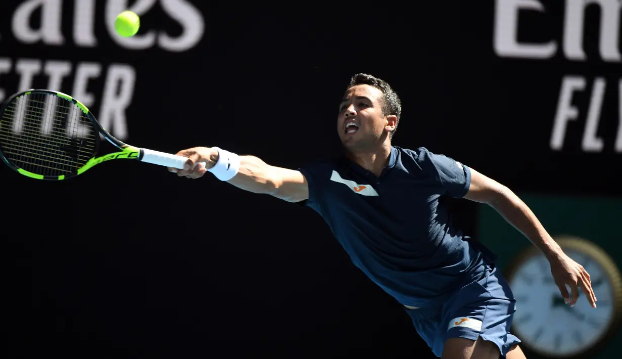 Petenis Hugo Dellien mengembalikan bola dari Rafael Nadal pada pertandingan tunggal putra putaran pertama kejuaraan tenis Australia Terbuka di Melbourne, Australia, Selasa (21/1/2020). Nadal mengalahkan Dellien dan melaju ke putaran kedua Australia Terbuka. (John DONEGAN/AFP)