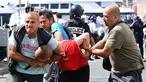 Seorang fans Inggris ditahan oleh polisi menyusul bentrokan antara fans Inggris dan polisi di kota Marseille, Prancis (11/6/2016). Bentrok terjadi menjelang pertandingan sepak bola Euro 2016 antara Inggris dan Rusia. (AFP Photo/Leon Neal)