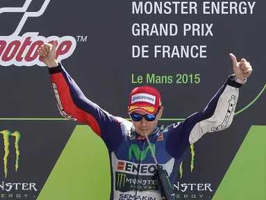 Valentino Rossi ternyata kalah hebat dari Jorge Lorenzo saat tampil di Sirkuit Le Mans, Prancis. Dalam 10 tahun terakhir, pebalap asal Spanyol itu sudah meraih juara sebanyak lima kali, sementara Rossi baru satu. (AFP/Charly Triballeau)