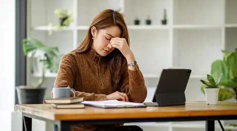 5 Tips Mengatasi Stres dan Kelelahan saat Berkerja di Kantor - Lifestyle  Fimela.com