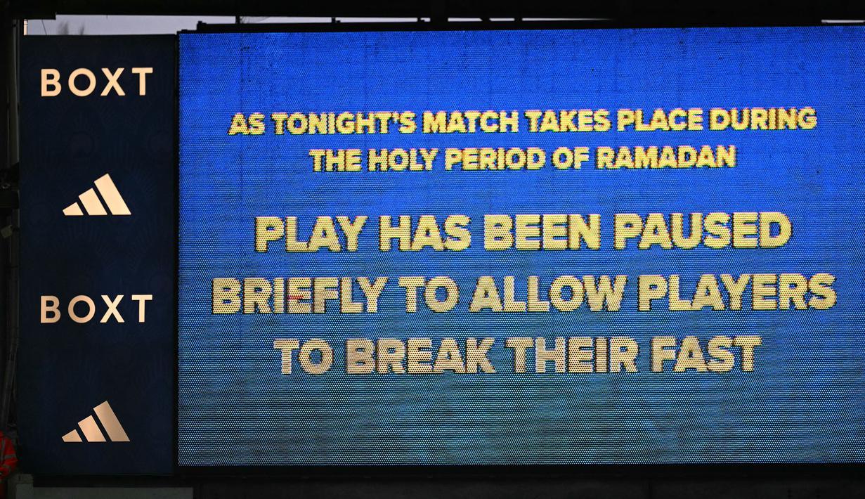 Wasit menghentikan waktu saat babak pertama untuk memberikan kesempatan kepada para pemain muslim melakukan buka puasa. (AFP/Oli Scarff)