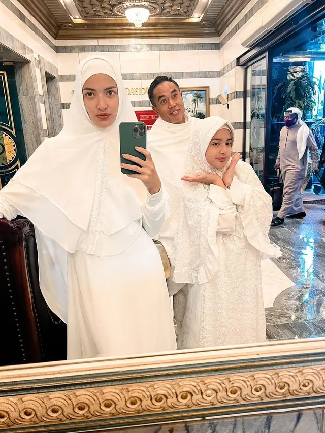 Nia Ramadhani umrah bareng keluarga (Instagram/ramadhaniabakrie)