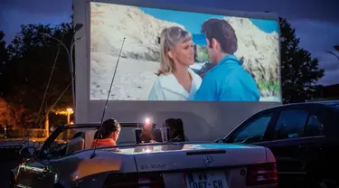 Orang-orang menonton film di sebuah bioskop drive-in yang digelar oleh warga Saint-Thibault-des-Vignes, suatu wilayah di pinggiran Kota Paris, Prancis, pada 4 Juli 2020. Bioskop berkonsep drive-in semakin populer di Prancis selama pandemi COVID-19. (Xinhua/Aurelien Morissard)