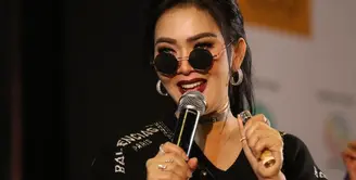 Foto di tepi tol Surabaya, Syahrini: Aku Suka Bingung.