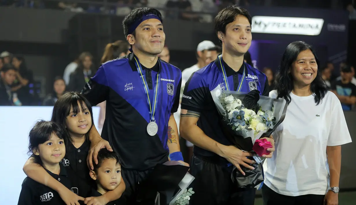 Dilanjutkan dengan duel ganda putra antara Raffi Ahmad dan Dion Wiyoko melawan pasangan Desta dan Dikta Wicaksono. [Foto: Fimela/ Bambang E. Ros].