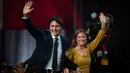File foto pada 21 Oktober 2019, PM Kanada Justin Trudeau dan istrinya Sophie Gregorie Trudeau tiba untuk merayakan kemenangannya dengan para pendukung di Montreal. Dinyatakan positif terinfeksi virus corona covid-19, istri PM Kanada menjalani isolasi di rumah sakit . (Sebastien ST-JEAN/AFP)