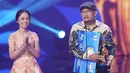 "Terima kasih banyak, nggak nyangka bisa menang. Makasih kepada Allah SWT dan juga teman-teman yang udah dukung," ujar Hendro Saki di atas panggung Indonesian Dangdut Awards 2017. (Bambang E. Ros/Bintang.com)