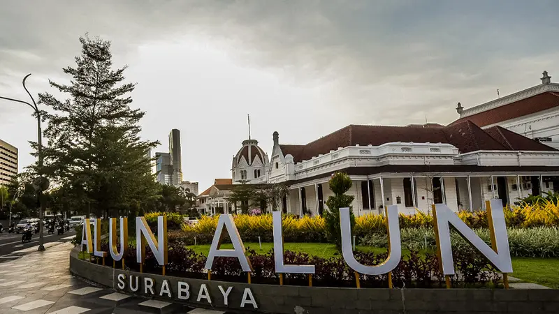 Nikmati Akhir Pekan di Alun-Alun Surabaya