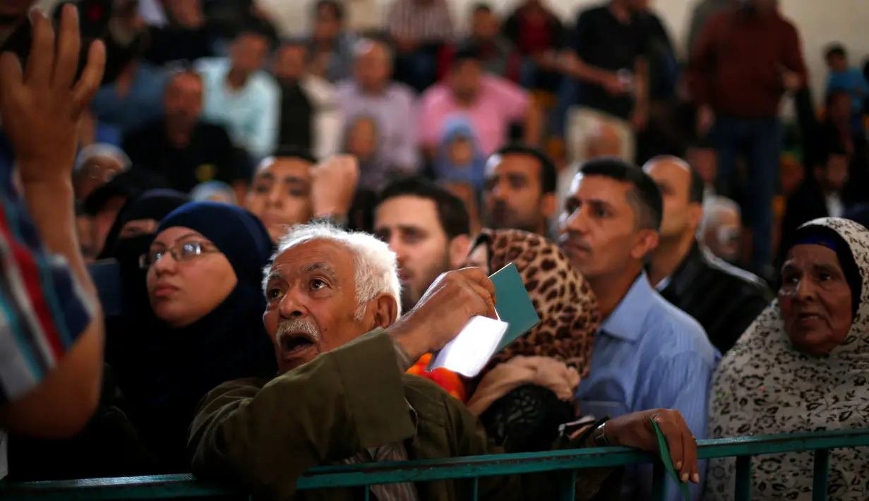 Seorang Pria saat ia meminta izin perjalanan untuk menyeberang ke Mesir melalui perbatasan Rafah setelah dibuka selama dua hari oleh pemerintah Mesir, di selatan Jalur Gaza 11 Mei 2016. (REUTERS / Suhaib Salem)