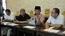Ray Rangkuti (tengah) saat menggelar konferensi pers terkait Setya Novanto, Jakarta, Minggu (29/11/2015). Koalisi Bongkar Mafia Parlemen mendesak Setnov untuk mundur.(Liputan6.com/Johan Tallo) 