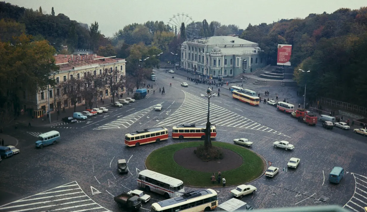 Foto yang diambil dari Hotel Dnipro, dekat Khreshchatyk Park, menunjukkan suasana sebuah taman kota yang terletak di sebelah European Square pada masa Uni Soviet di Kiev, Ukraina, Oktober 1975. (Pierre GUILLAUD/AFP)